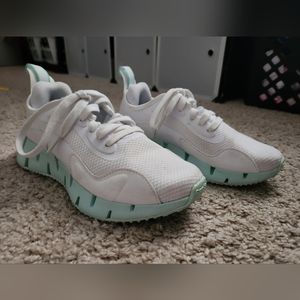 Reebok Women's White Shoes Size 5.5